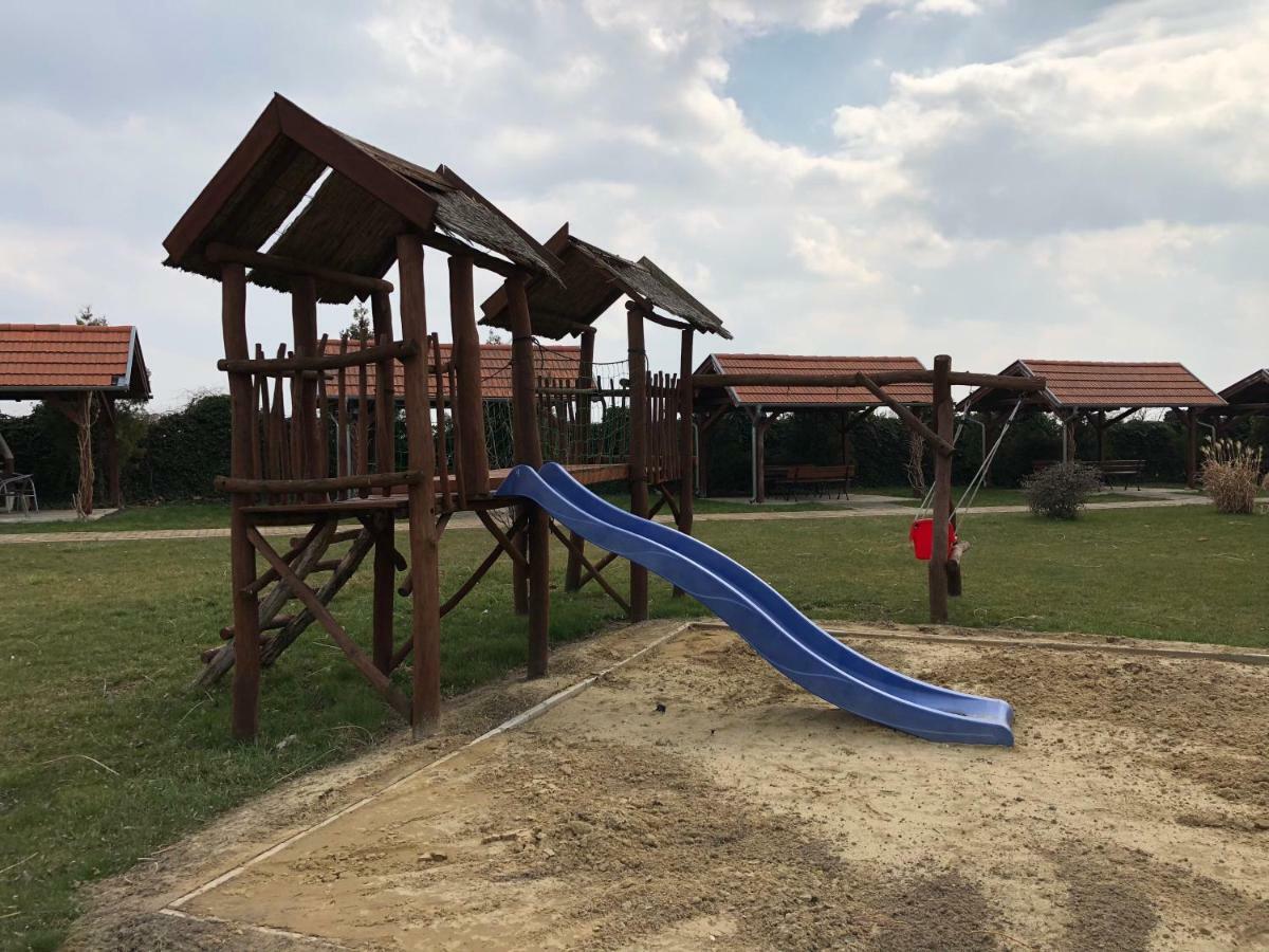 Apartmany Karmon Park Veľký Meder Extérieur photo